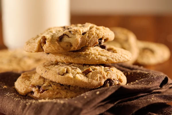 초콜릿 칩 쿠키와 배경에서 우유의 유리 — 스톡 사진