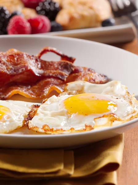 Solsidan upp ägg med stekt bacon. — Stockfoto