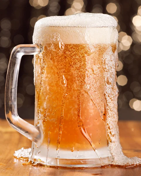 Taza desbordante de cerveza — Foto de Stock