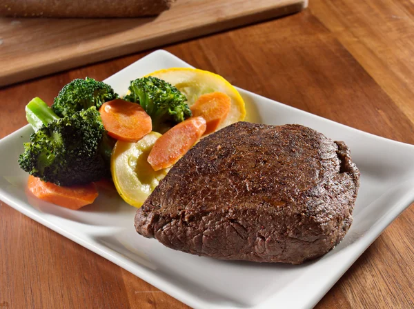 Seared steak with vegetables — Stock Photo, Image