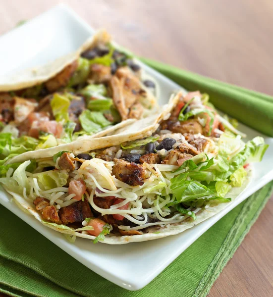 Två mjuka skal kyckling tacos — Stockfoto
