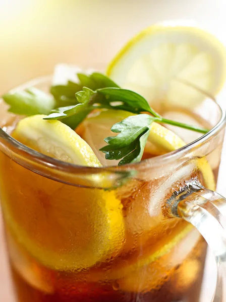 Iced tea with lemon slice and leaf garnish. — Stock Photo, Image