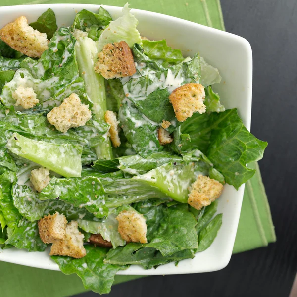 Caesar salada de cima para baixo vista — Fotografia de Stock