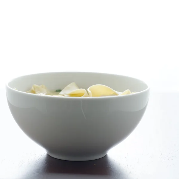 Wonton σούπα σε ένα λευκό μπολ με copyspace — Φωτογραφία Αρχείου