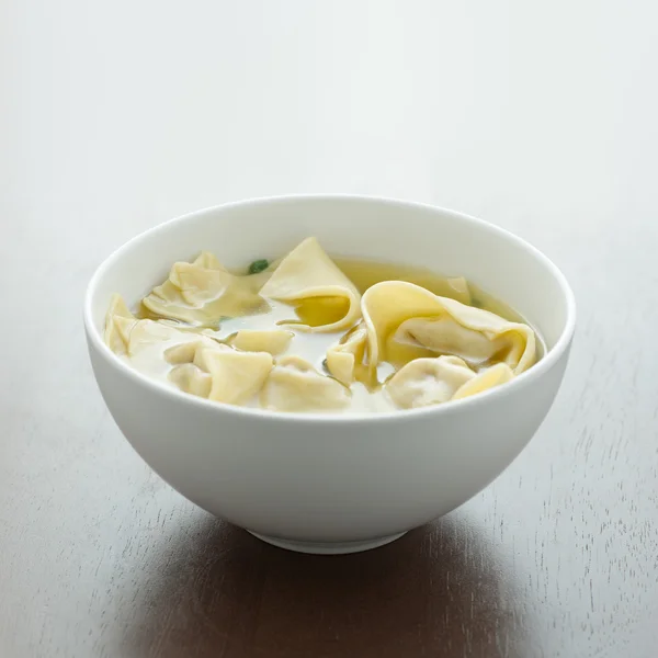 Вонтонський суп у білій мисці з копіспасом — стокове фото