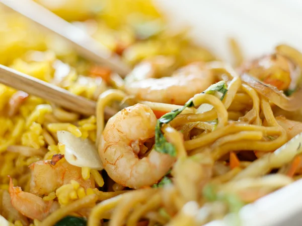 Shrimp lo mein mit gebratenem Reis mit extrem dünnem Fokus und verschwommenem Hintergrund — Stockfoto
