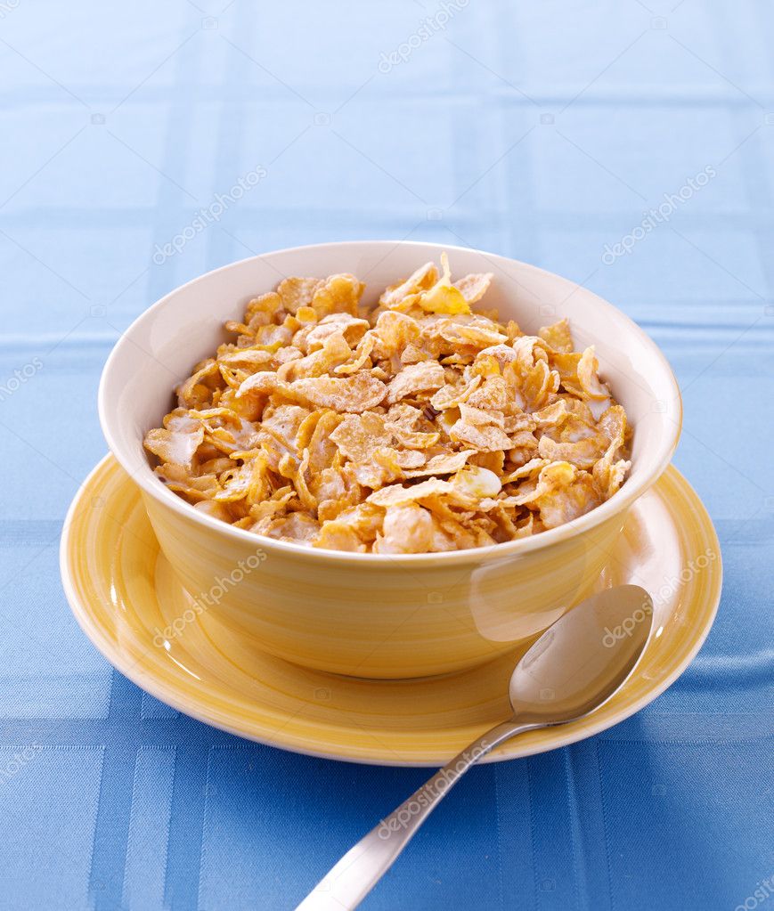 Bowl of crunchy corn flakes for breakfast with copyspace — Stock Photo