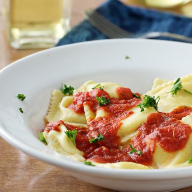 akşam yemeği domates soslu Ravioli.