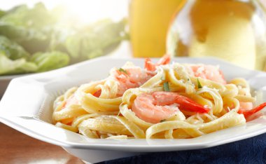 lezzetli karides fettuccine alfredo