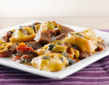 kızarmış biftek ve portobello tortelloni