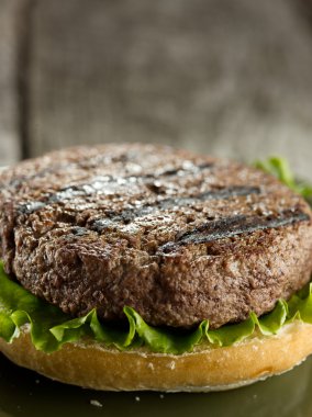 Topingler bekleyen tamamlanmamış burger patty