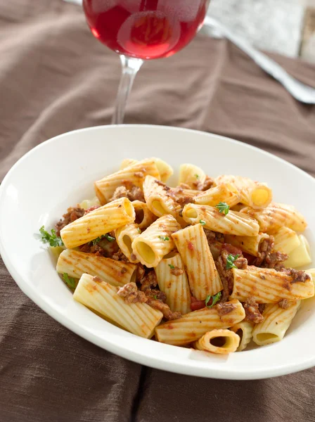 Rigatoni pasta med tomatsås kött och vin — Stockfoto