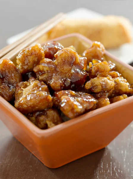 General tso's chicken in a bowl. — Stock Photo, Image