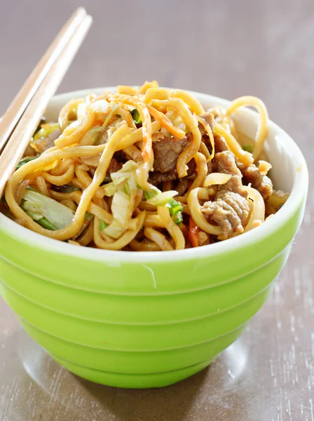 Bœuf lo mein dans un bol avec des baguettes — Photo