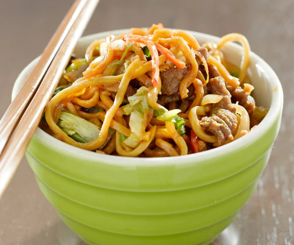 Carne lo mein em uma tigela com pauzinhos — Fotografia de Stock