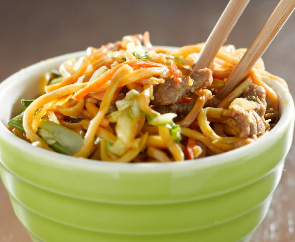 Carne lo mein em uma tigela com pauzinhos — Fotografia de Stock