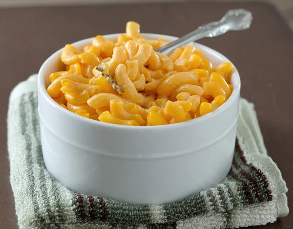 Macaroni en kaas met selectieve aandacht op vork. — Stockfoto