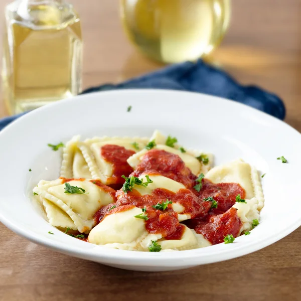 Ravioli i tomatsås på middag. — Stockfoto