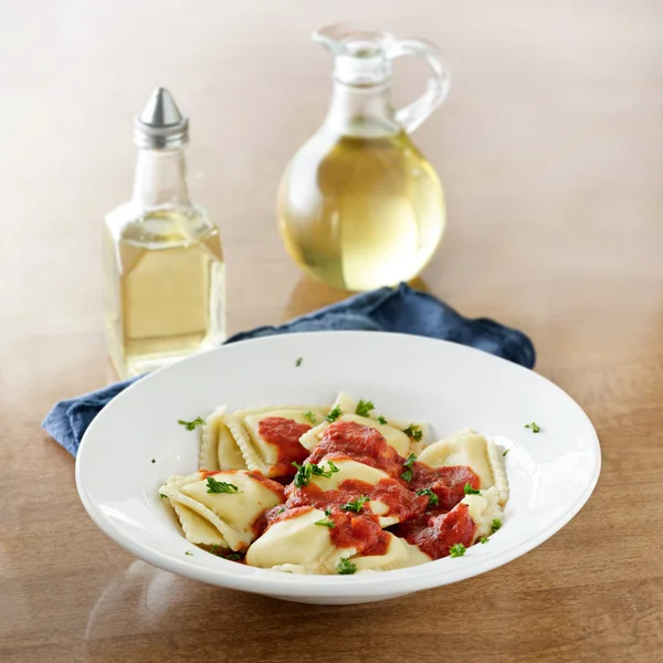 Ravioli i tomatsås på middag med kopia utrymme — Stockfoto