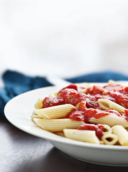 Pennpasta i tomatsås — Stockfoto