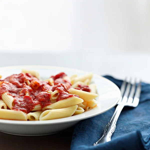 Penne pasta i tomatsås med copyspace — Stockfoto