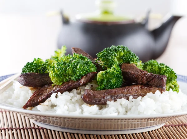 Китайская говядина и брокколи на рисе — стоковое фото