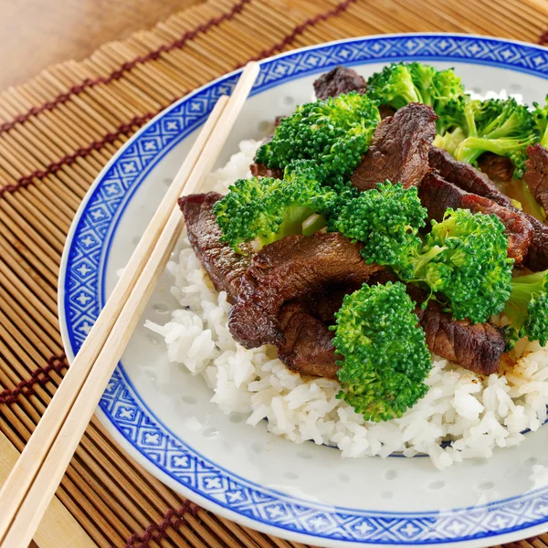 Carne de bovino chinesa e brócolis em arroz — Fotografia de Stock