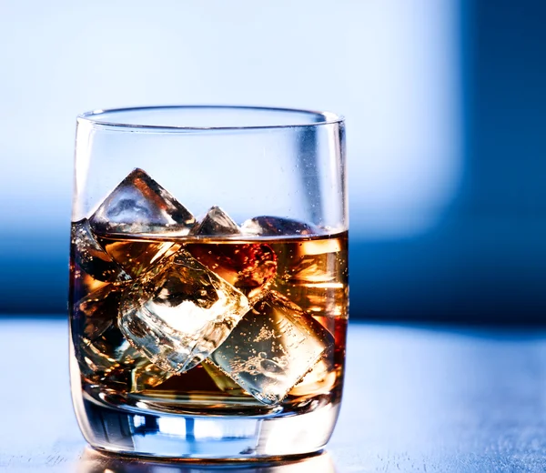 Highball glas alcohol met ijs — Stockfoto