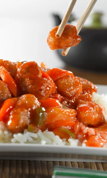 Édes és savanyú sertéshús, rizs, hogy eaton pálcika — Stock Fotó