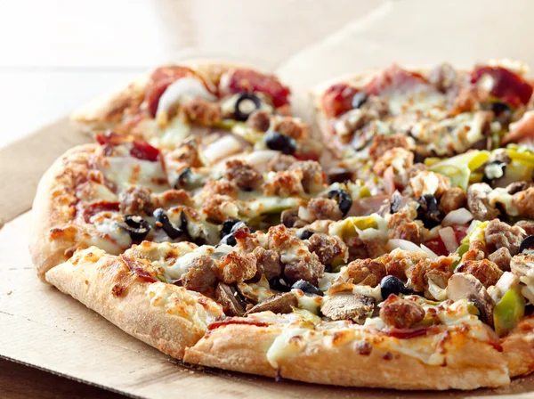 Primo piano della pizza con condimenti supremi — Foto Stock