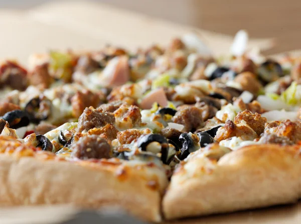Pizza-Nahaufnahme mit höchstem Belag — Stockfoto
