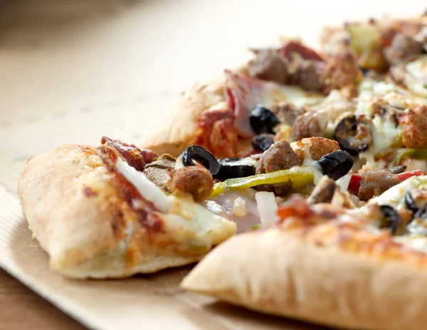 Pizza close-up com coberturas supremas — Fotografia de Stock