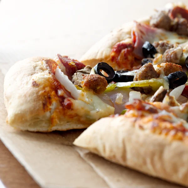 Pizza närbild med högsta pålägg — Stockfoto