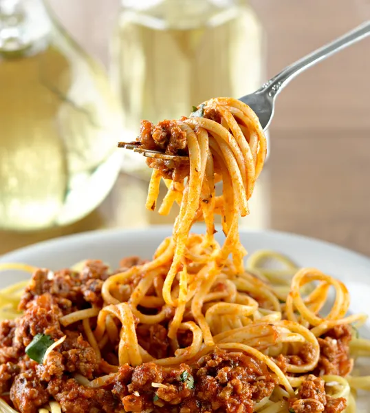 Spaghetti hängen beim Abendessen an einer Gabel — Stockfoto