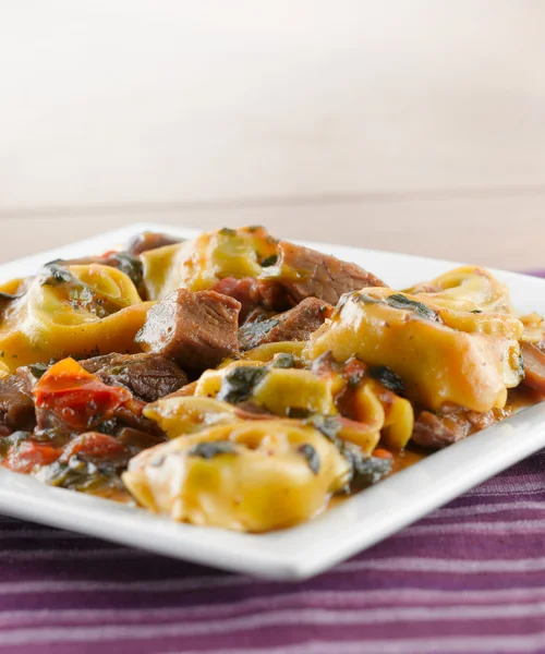 Bräserad nötkött och portobello tortelloni — Stockfoto