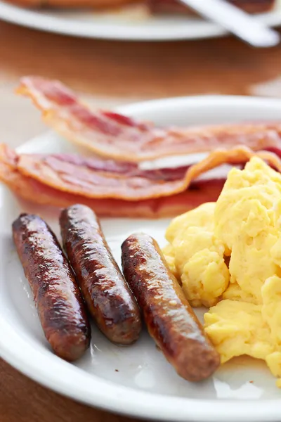Ligações de salsicha com ovos mexidos e bacon — Fotografia de Stock