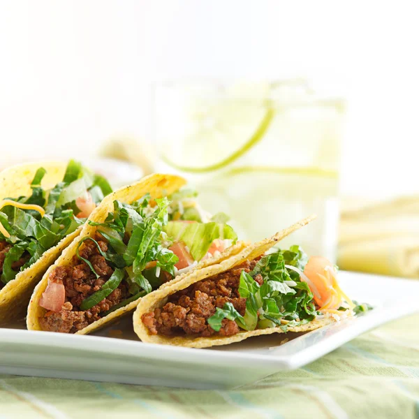 Um prato de três tacos — Fotografia de Stock