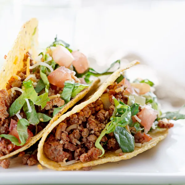 Wołowiny tacos z sałatą, serem i pomidorem — Zdjęcie stockowe