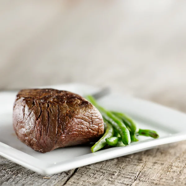 Steak mit grünen Bohnen und Copyspace — Stockfoto