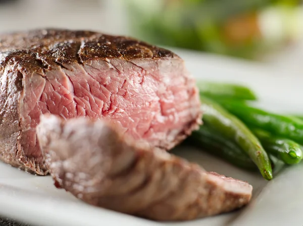 Biefstuk gekookt zeldzame — Stockfoto