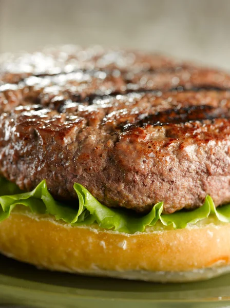 Juicey hamburger patty closeup — Stock Photo, Image