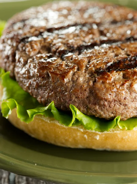 Juicey hamburger patty closeup — Stock fotografie