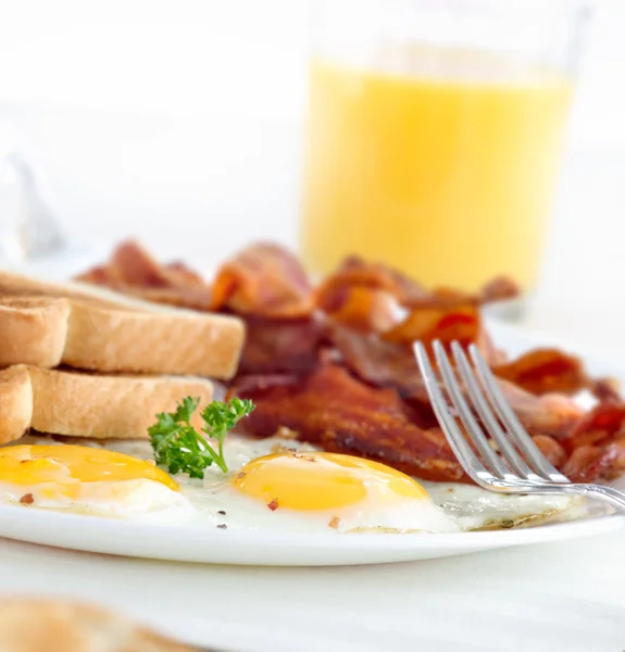 Spek, eieren en toast ontbijt — Stockfoto