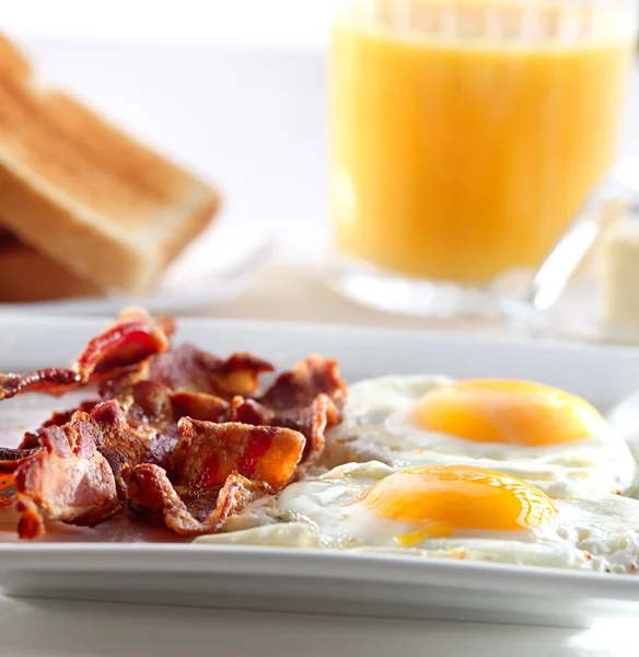 Spek, eieren en toast ontbijt — Stockfoto