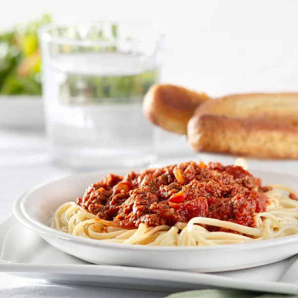 Macarrão espaguete com molho de carne de tomate — Fotografia de Stock