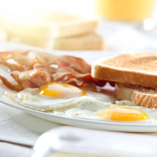 ベーコン、卵、トーストの朝食 — ストック写真