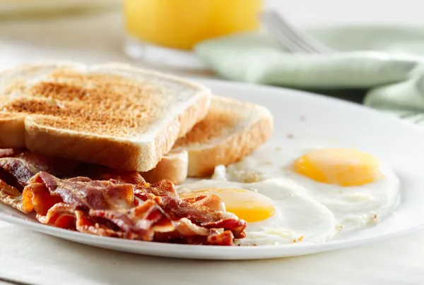Bacon, eggs and toast breakfast — Stock Photo, Image