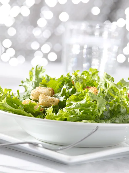 Lummig grön sallad med krutonger — Stockfoto