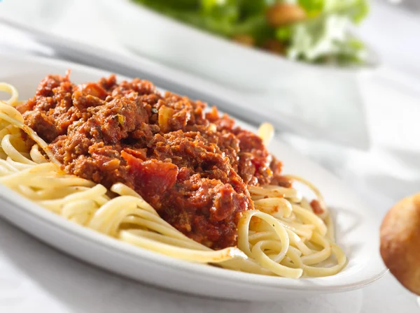 Spagetti tészta paradicsomos marhahús szósszal — Stock Fotó