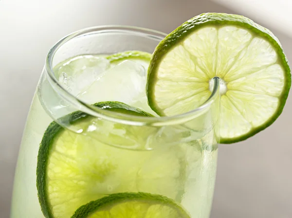 Lime drink med ice närbild — Stockfoto
